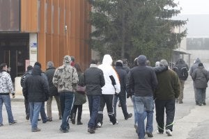 Los trabajadores de Indulacsa, ayer por la mañana, dirigiéndose a la asamblea. ::                         JUSTO RODRÍGUEZ