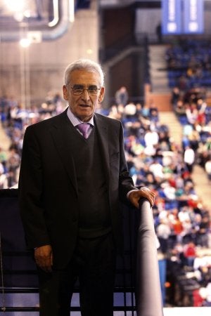 José Carnicer. El fundador del Carnicer Torrejón, ayer en el Palacio de los Deportes. ::
JUSTO RODRÍGUEZ