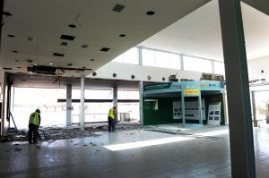 Dos operarios realizando labores de desmontaje en la estación provisional durante la mañana de ayer. ::                         MIGUEL HERREROS