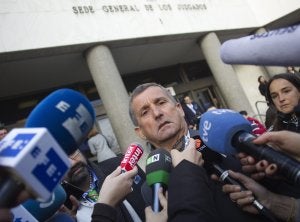 Alejandro Alcalde, padre adoptivo de Pilar, a su salida del juzgado tras declarar como testigo. ::
S. VERA