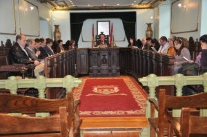 El alcalde de Haro, Patricio Capellán, se reunió ayer con abogados, procuradores, notarios y registradores de la comarca jarrera. ::                         CRISTINA VALDERRAMA