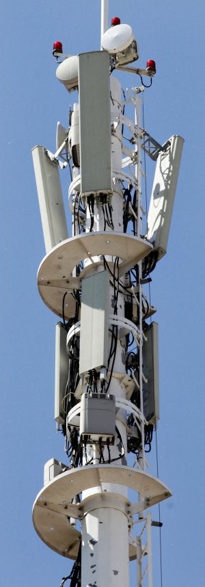 Estación base de telefonía en el parking de los Golem. ::                         S. TERCERO
