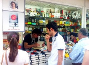 Andrés Pascual dedicó ejemplares de su novela 'El haiku de las palabras perdidas'. ::
L.R.