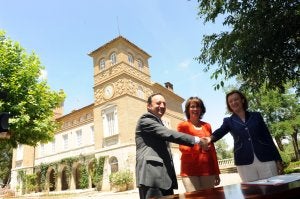 Sanz, Barcina y Rudi, ayer durante el encuentro mantenido en El Bocal de Fontellas, Navarra. ::                         MIGUEL HERREROS