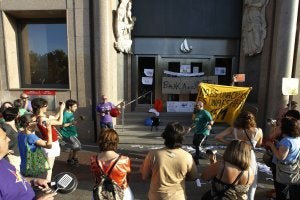 Cacerolada frente a la sede de Caja Rioja en el paseo de El Espolón. ::                         JUSTO RODRÍGUEZ