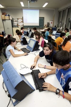 Los alumnos de un instituto de secundaria durante una clase. ::                         AVELINO GÓMEZ.