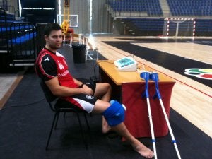 Ales Silva, ayer, observando el entrenamiento de la tarde. ::                         M. S.