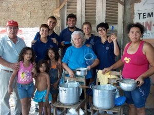 Los cuatro arnedanos (con camisetas azules atrás), ayudando en las labores del Hogar de Acogida en Fortaleza. ::                         A.J.