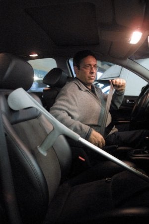 Un enfermo de esclerosis múltiple, al volante de su vehículo. ::
FERNANDO GÓMEZ