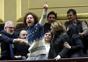 Uno de los promotores de la iniciativa popular es desalojado de la tribuna de invitados del Congreso. ::
EFE