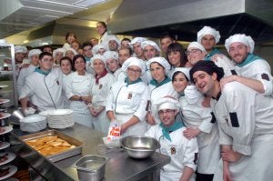 Un alto para la fotografía, ayer, en la cocina del centro. ::
ALBO