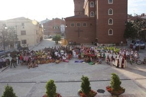Multitud de pradejoneros se reunieron frente a la iglesia del pueblo para demostrar a todos los riojanos los motivos por los que Pradejón debe ser nombrado 'El mejor pueblo de La Rioja'. ::
M. FÉLEZ