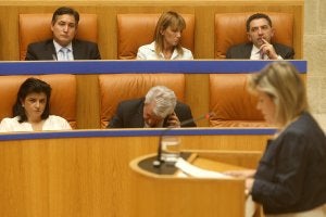 José Luis Pérez Pastor, Ana Lourdes González, Carlos Cuevas (arriba), Concepción Arruga y Emilio del Río (abajo), diputados populares y miembros del Gobierno riojano, atienden a la Defensora del Pueblo, María del Bueyo Díez Jalón, en una comparecencia en el Parlamento. ::
JUAN MARÍN