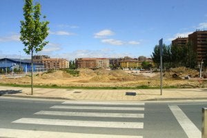 Solar resultante del derribo del antiguo estadio municipal de Las Gaunas, donde se edificó antes de que llegara la crisis. ::
SARA GARCÍA