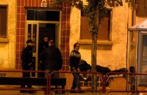 Operarios de la funeraria sacan el cuerpo de 'El Sevi' la noche del 31 de octubre del 2012 (arriba, en una imagen de Facebook). ::
JUAN MARÍN