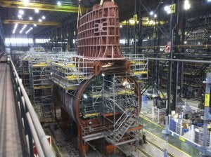 Construcción de uno de los submarinos S-80 en los astilleros de Cartagena. En el recuadro, recreación de uno de los sumergibles. ::
REUTERS