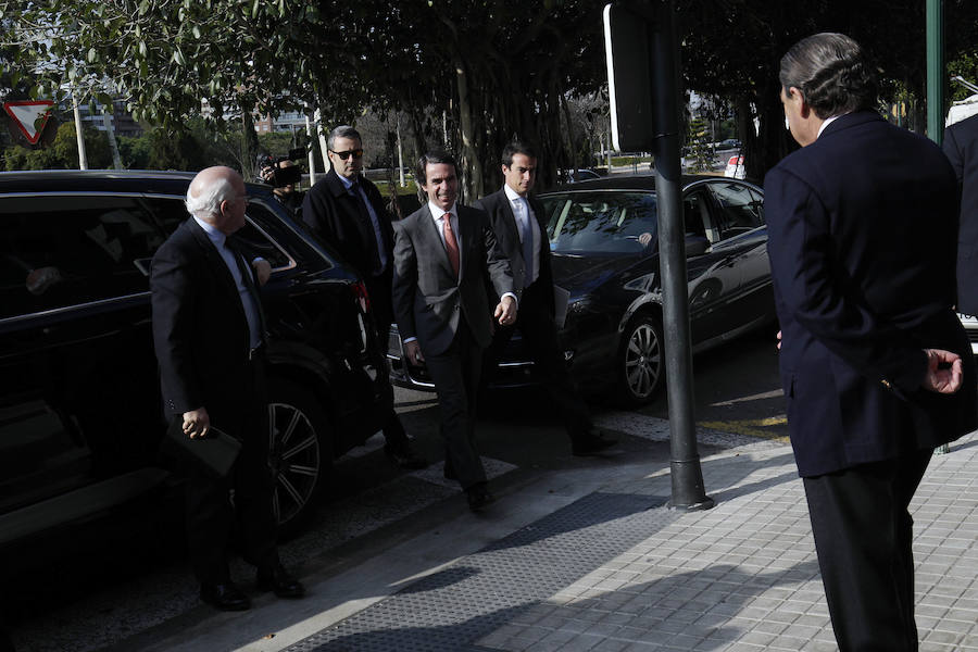 El expresidente del Gobierno José María Aznar se reúne en Valencia con 70 empresarios