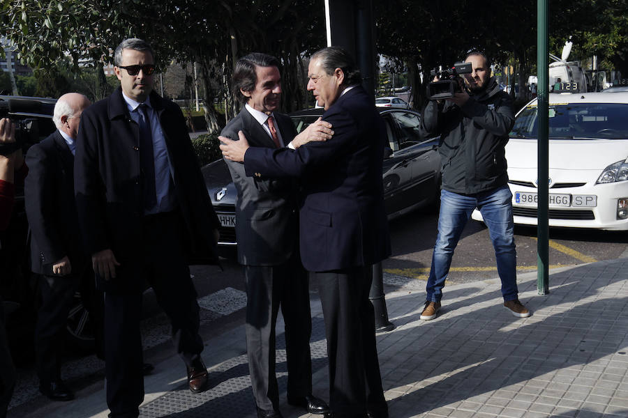 El expresidente del Gobierno José María Aznar se reúne en Valencia con 70 empresarios