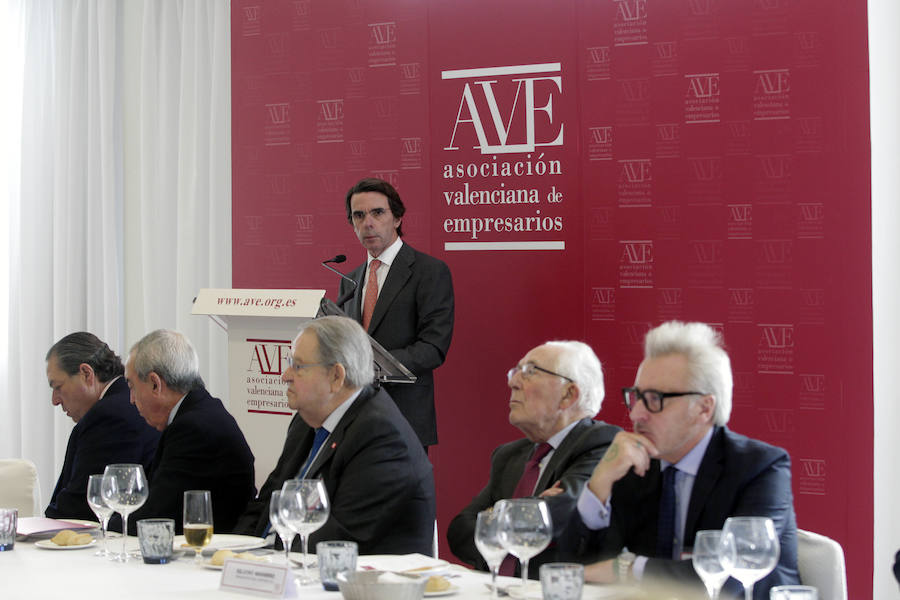 El expresidente del Gobierno José María Aznar se reúne en Valencia con 70 empresarios