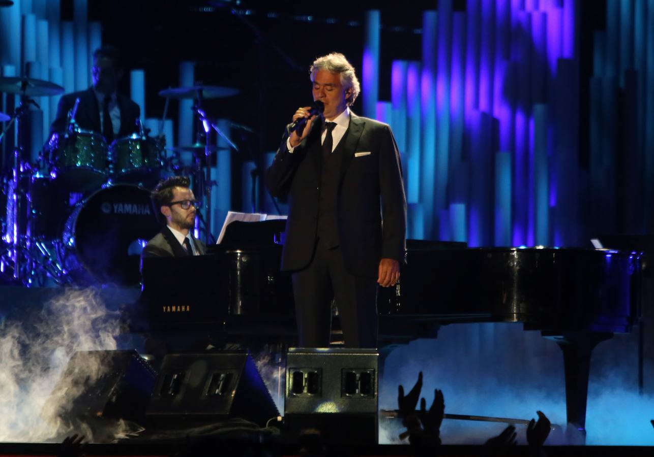 Andrea Bocelli puso el toque italiano. La sobriedad del cantante italiano no faltó en los Billbaord de la Música Latina.