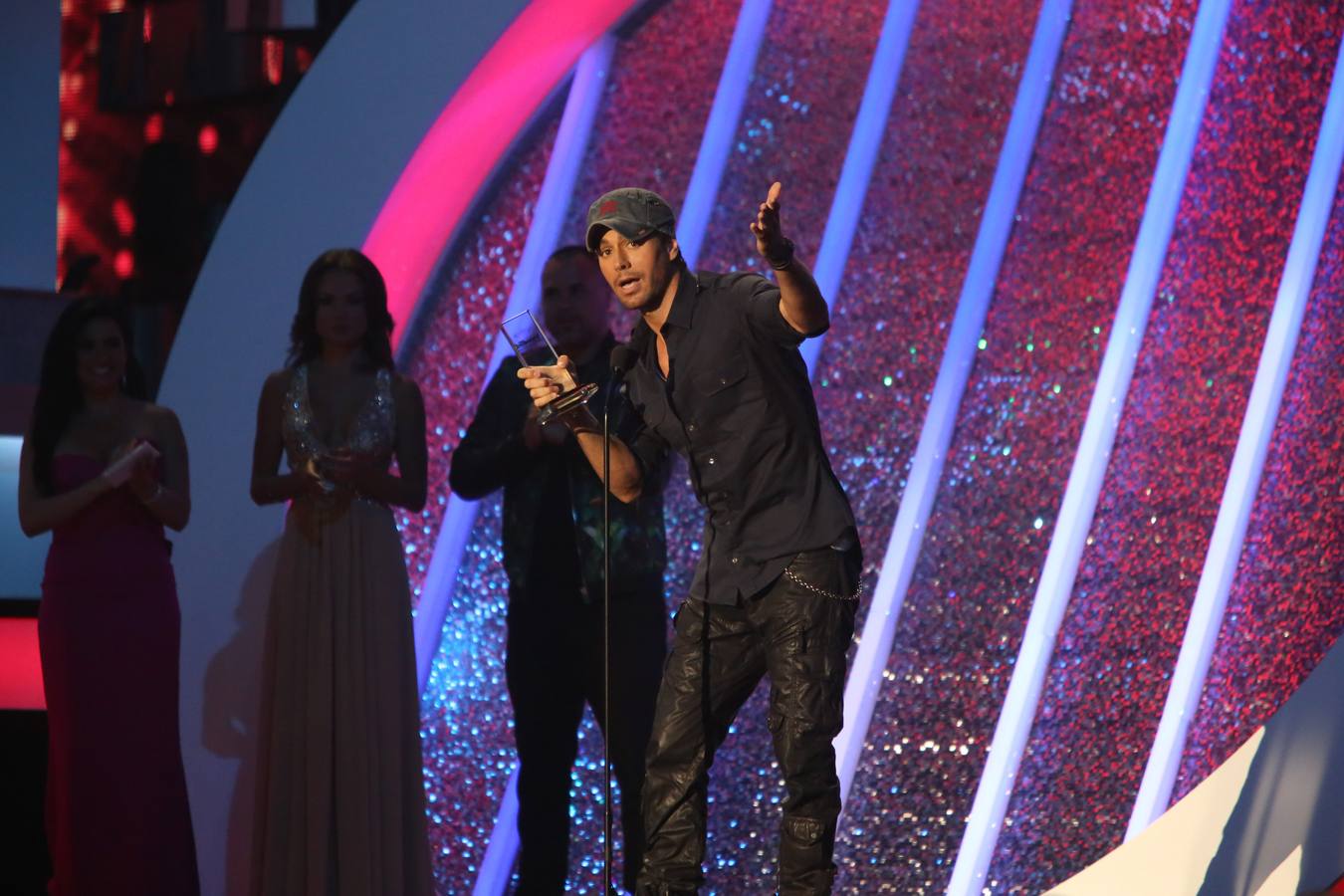 Enrique Iglesias recibe el Premio 'Hot Latin Song' Colaboración Vocal. El español recibe el único premio