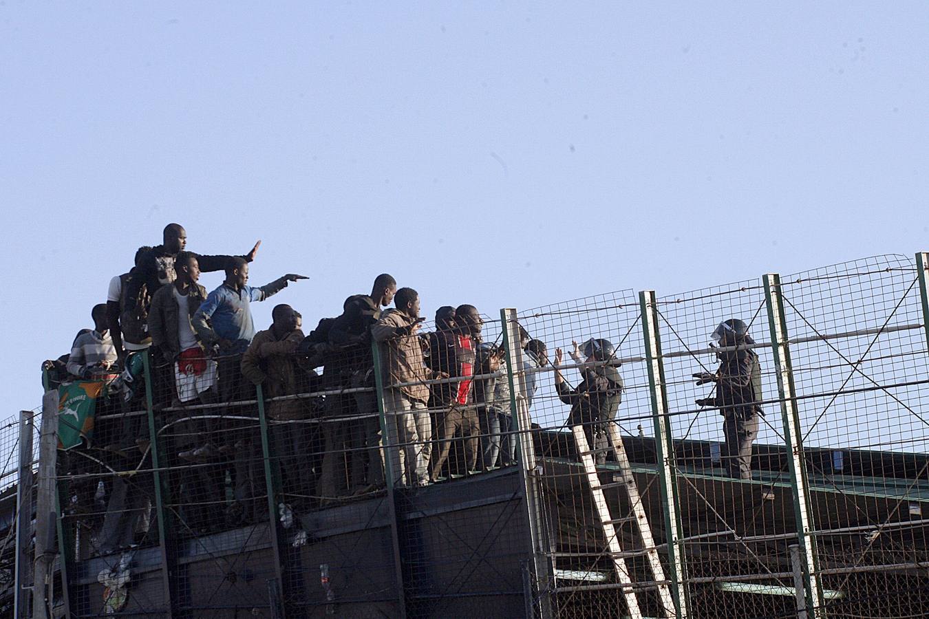 Unos 20 inmigrantes entran en Melilla tras un forcejeo con la policía