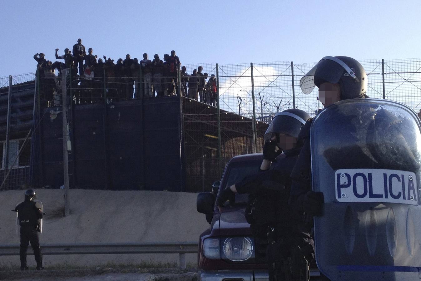 Unos 20 inmigrantes entran en Melilla tras un forcejeo con la policía