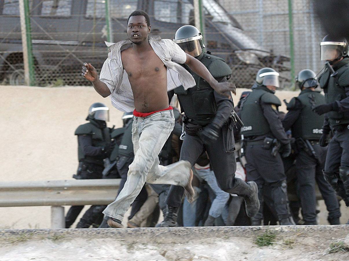 Unos 20 inmigrantes entran en Melilla tras un forcejeo con la policía