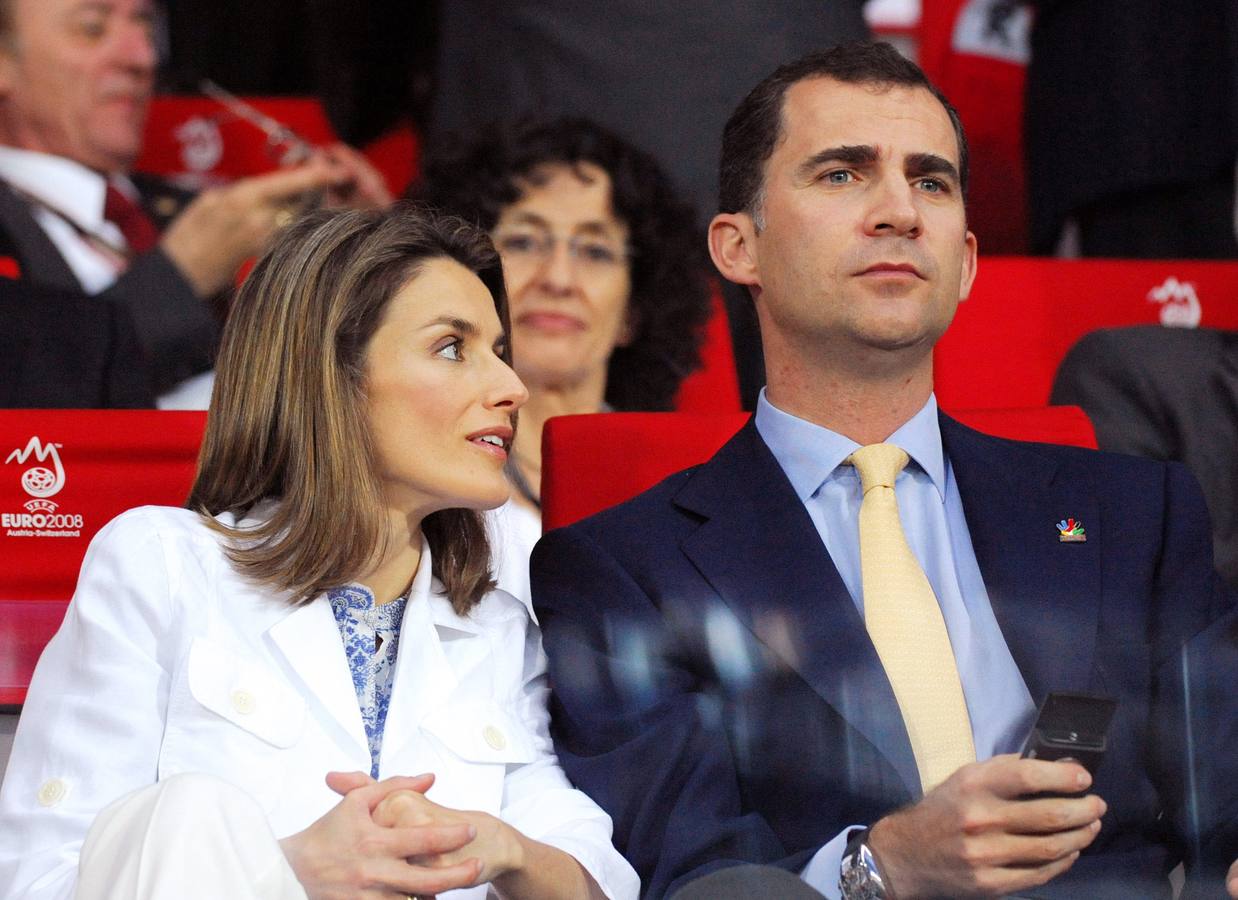 Hoy se cumplen diez años de la boda entre los Príncipes de Asturias. En la imagen, Doña Letizia, junto al Príncipe en 2008