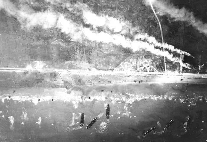 Varias tropas desembarcando en el Día-D en la playa Gold, en Francia, el pasado 6 de junio del 1944. Esta imagen se tomó desde un avión Mustang del segundo escuadrón.