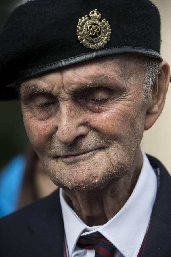 El veterano de la Segunda Guerra Mundial, Ronnie Firth, de 94 años, de la unidad de los Ingenieros Reales "Ratas del desierto", visita el monumento conmemorativo en el cementerio estadounidense en Colleville-Sur-Mer.