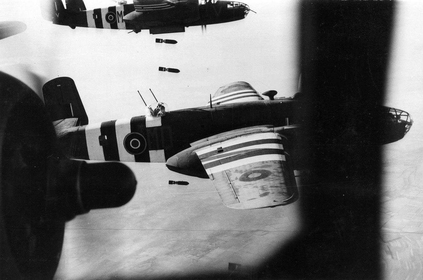 Bombarderos RAF Mitchell soltando bombas en la playa de Normandía en la costa francesa el "Día-D".