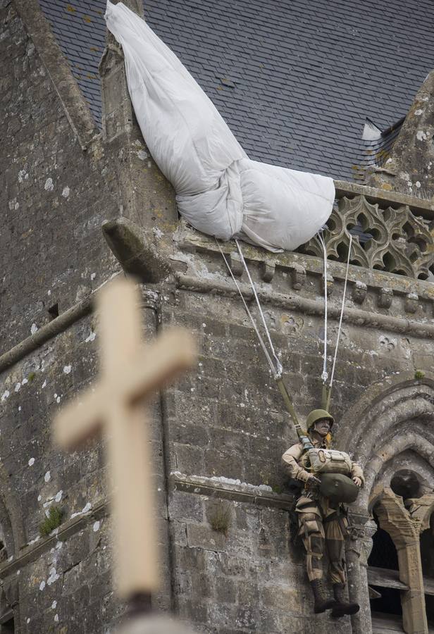 Un maniquí, que representa al paracaidísta estadounidense, John Steele, cuelga de la fachada de la iglesia de Sainte-Mere-Eglise.