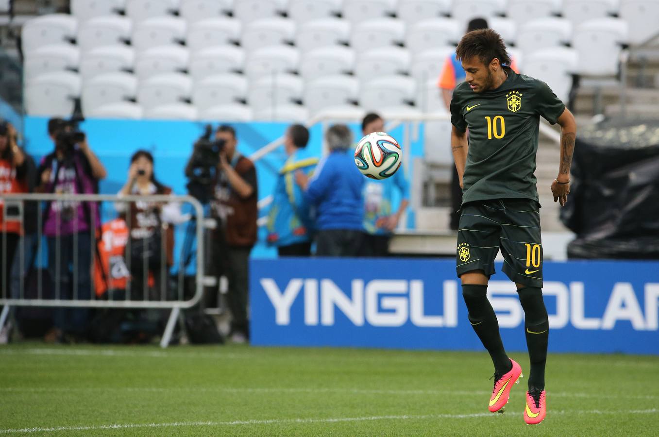 Neymar muestra su calidad. El jugador da algunos toques con la pelota