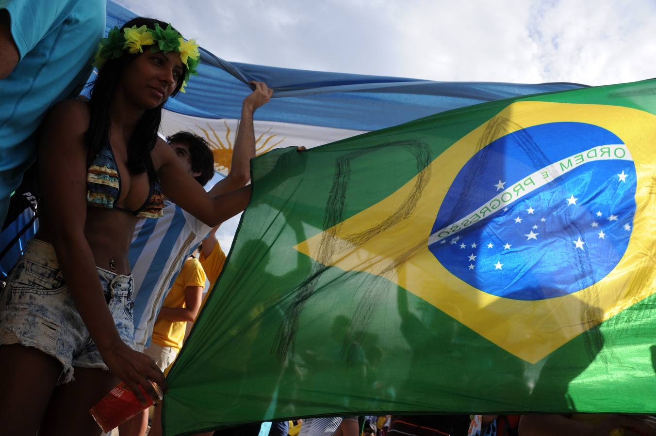 Duelo de las aficionadas en el Mundial de Brasil (1)