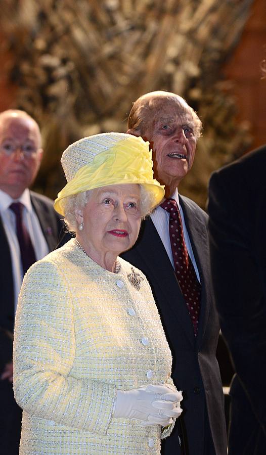 Isabel II, durante su visita al set.