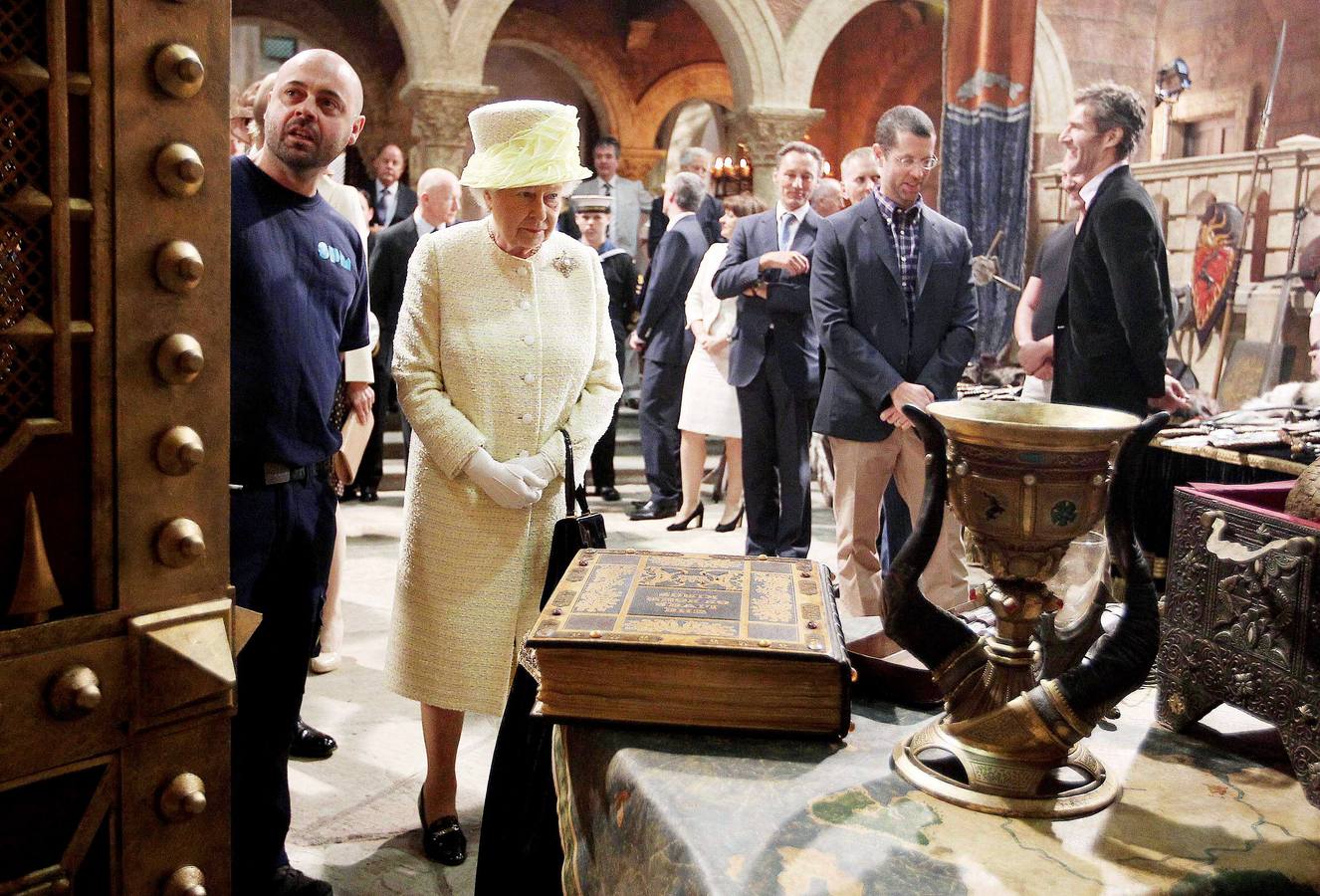 Isabel II, durante su visita al set.