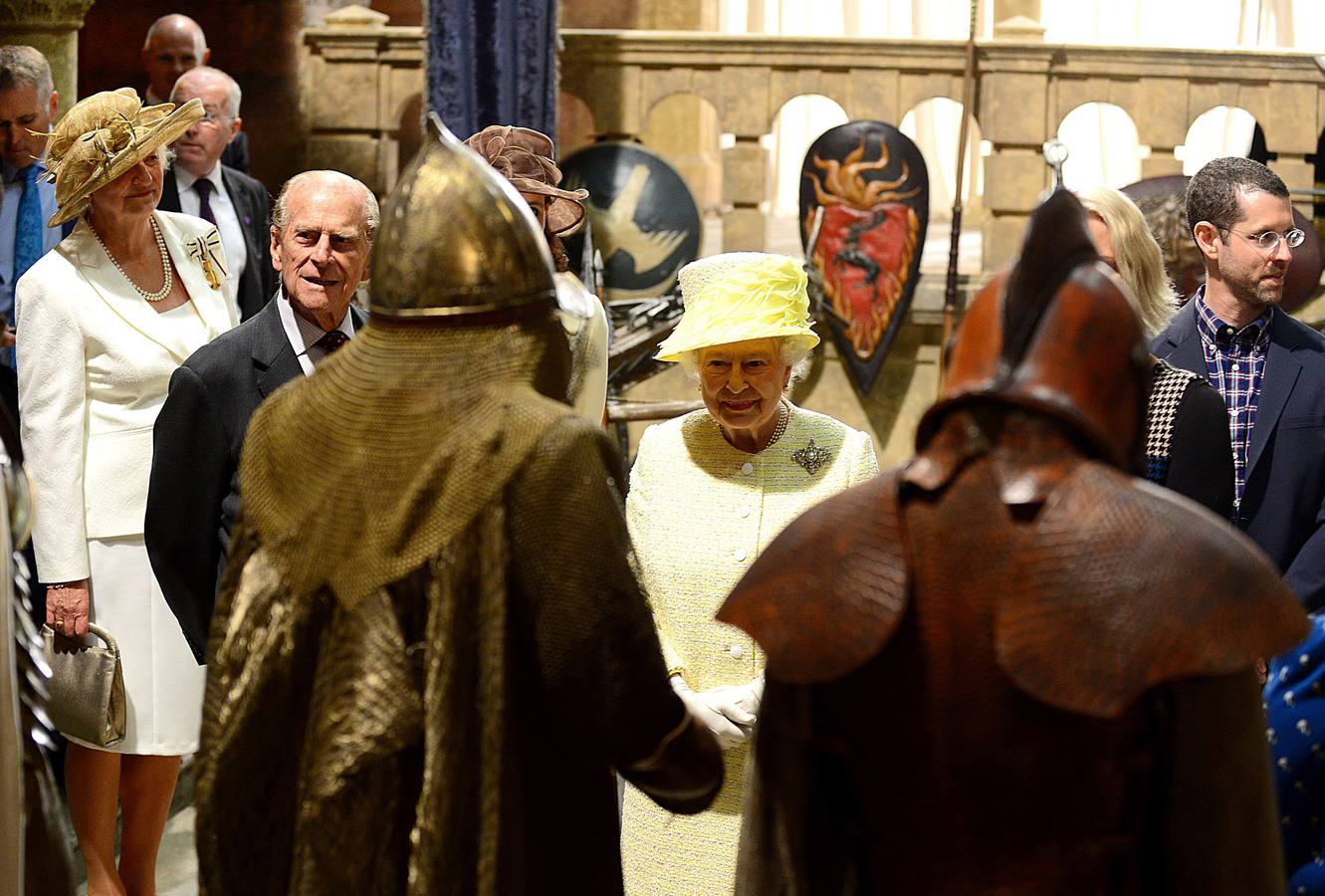 Isabel II, durante su visita al set.