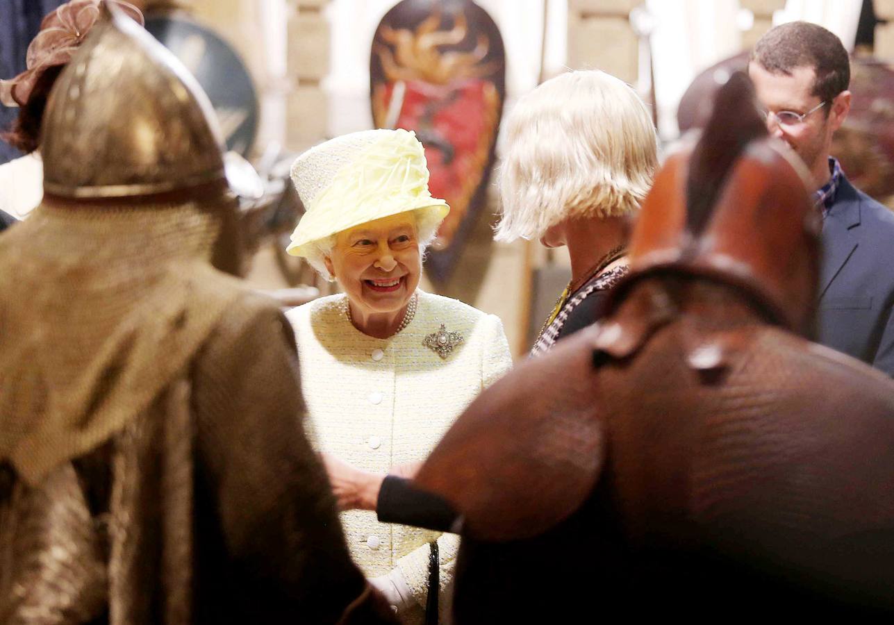 Isabel II, durante su visita al set.