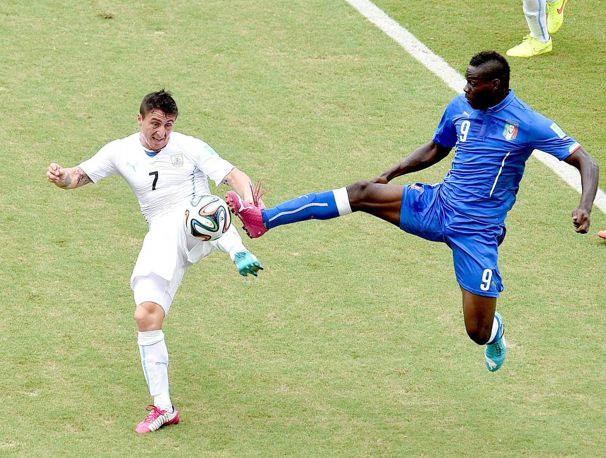 Balotelli y 'Cebolla' luchan por el balón.