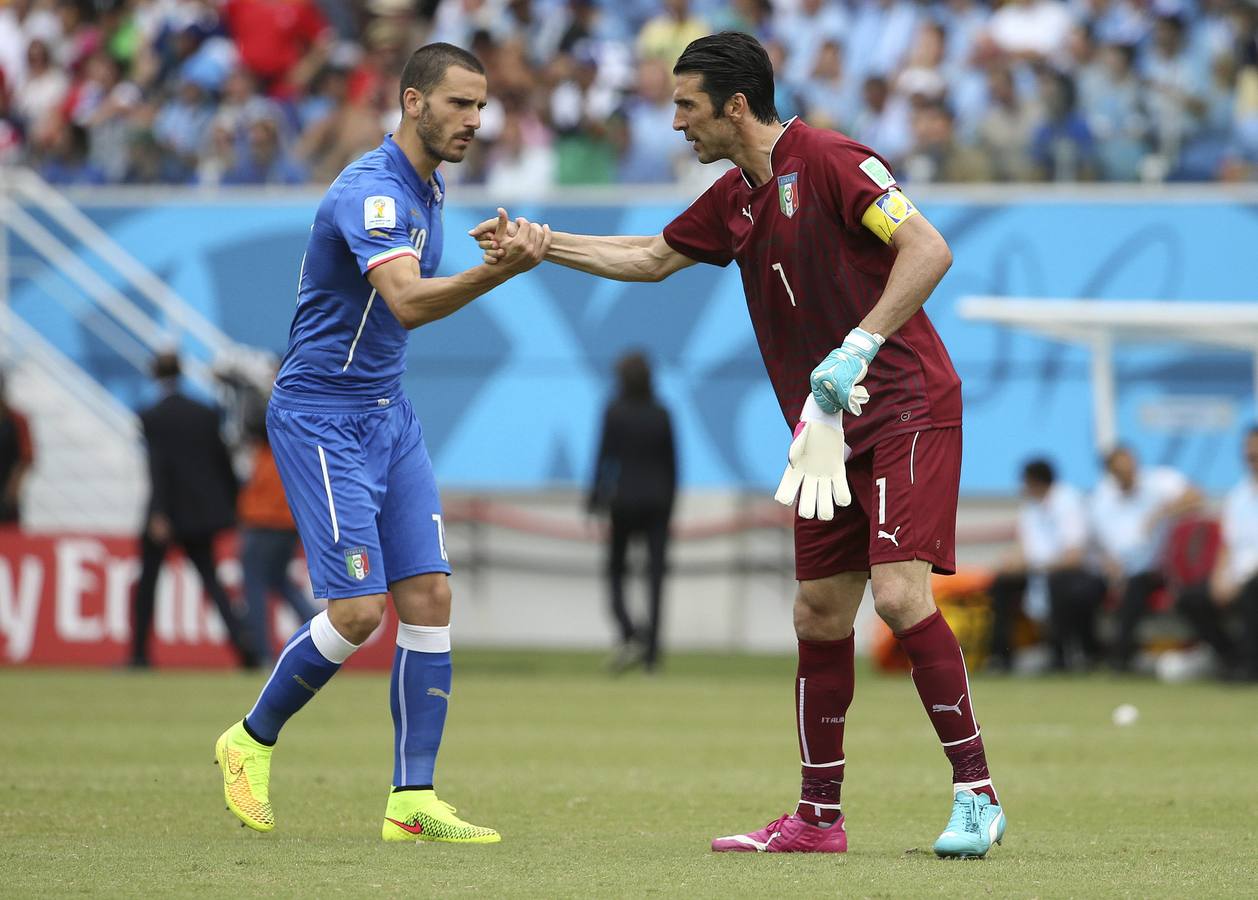 Bonucci y Buffon se desean suerte antes del partido.