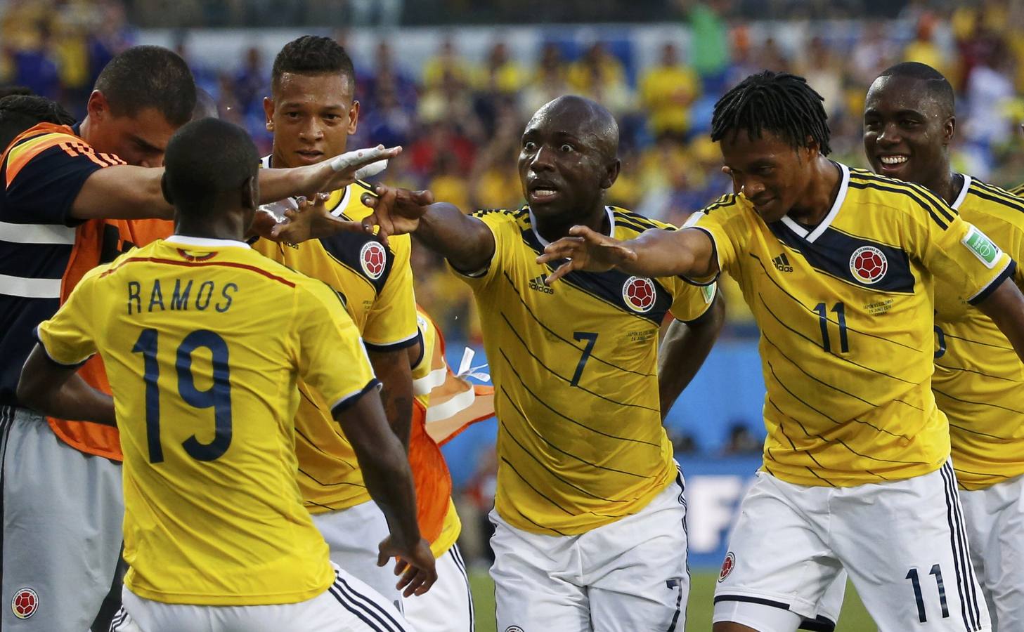 Los colombianos celebran el gol de Cuadrado.