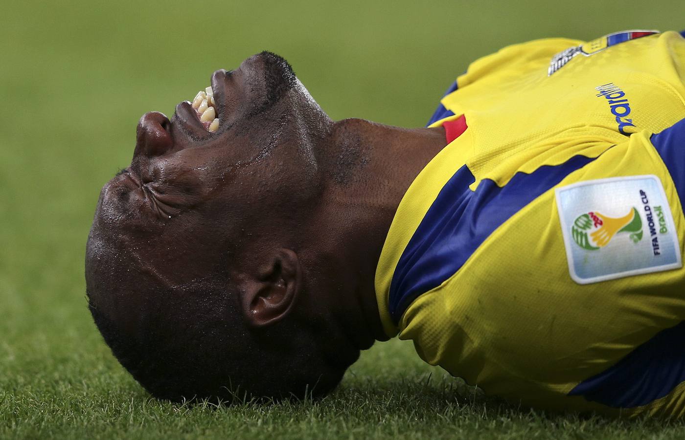 Enner Valencia se queja tendido en el césped.