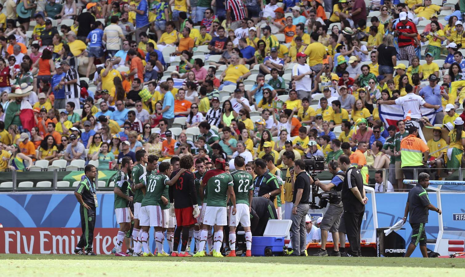 Los mexicanos se refrescan en el primer tiempo muerto solicitado por el árbitro en el Mundial.