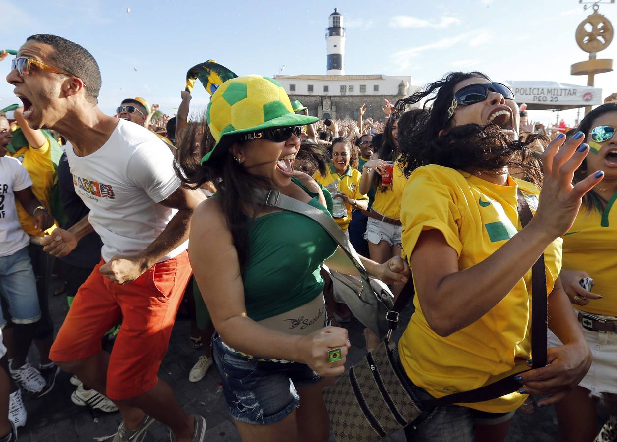 Duelo de aficionadas en el Mundial de Brasil (2)