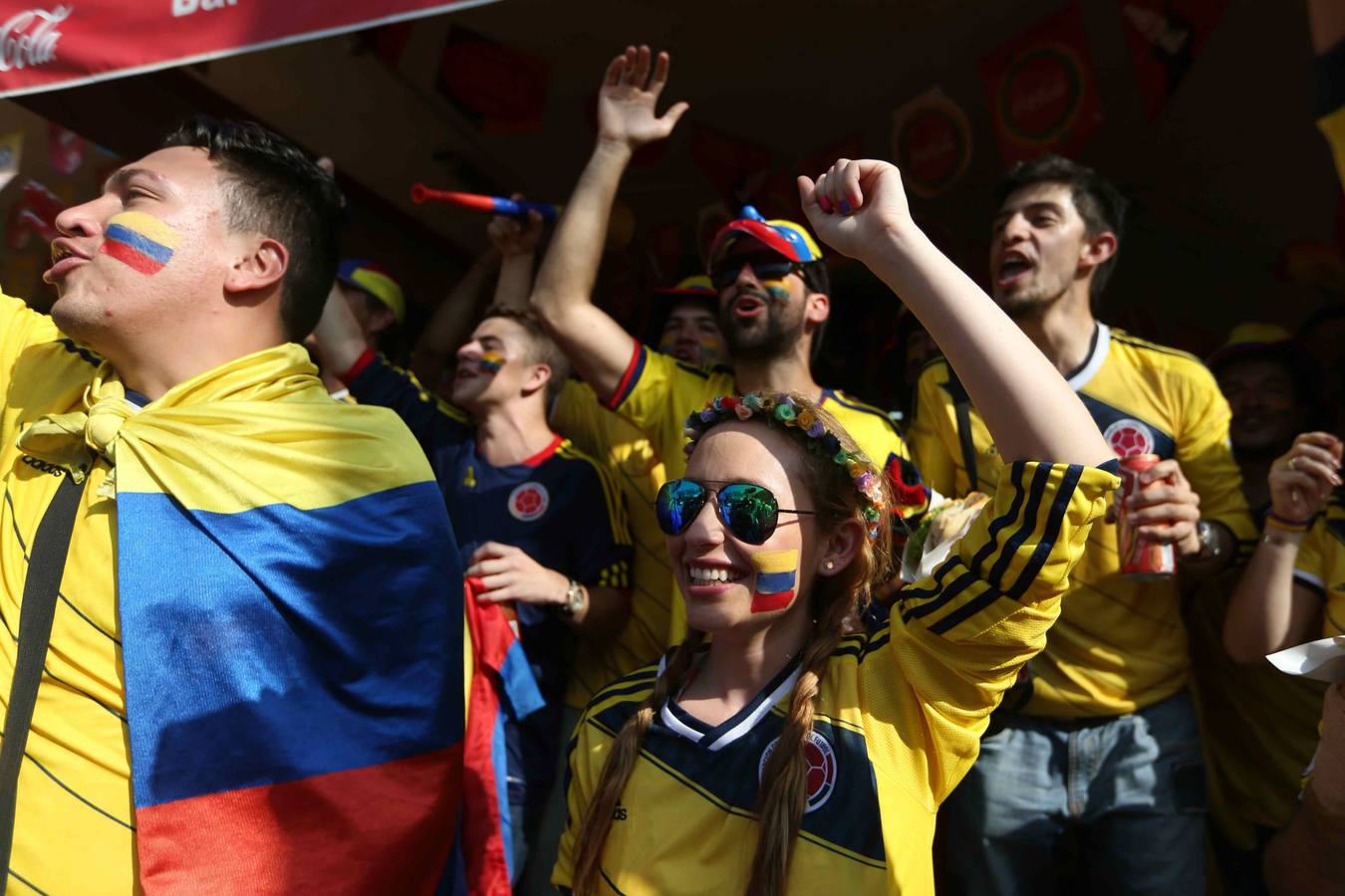 Duelo de aficionadas en el Mundial de Brasil (3)