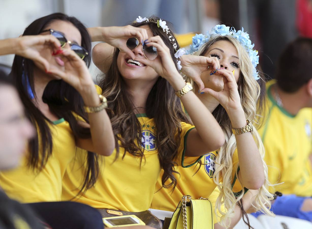 Duelo de aficionadas en el Mundial de Brasil (3)