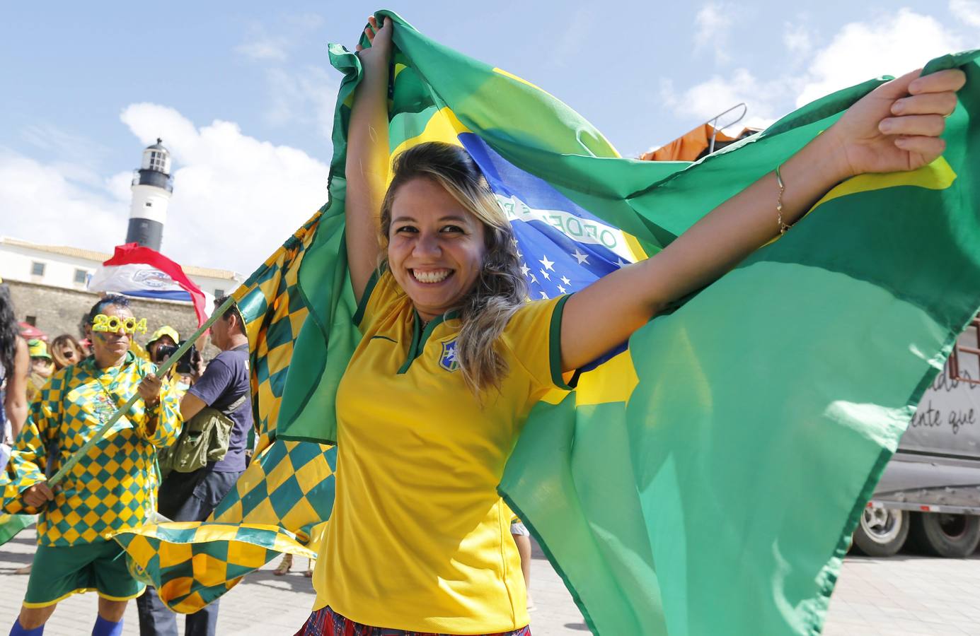 Duelo de aficionadas en el Mundial de Brasil (3)