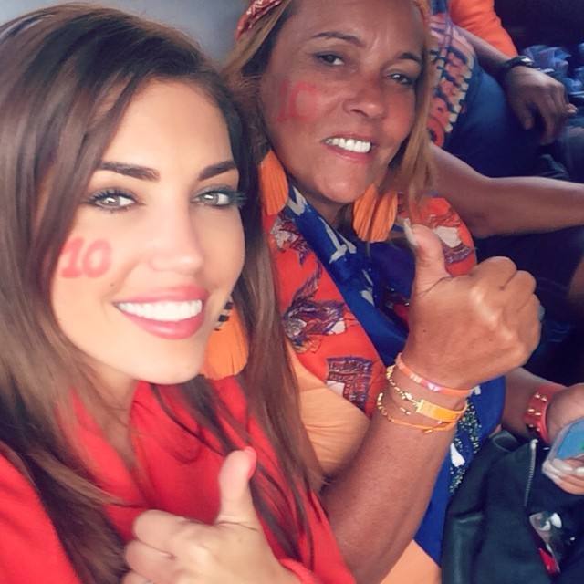 Yolanthe Cabau no deja de animar a su esposo, Wesley Sneijder, durante el Mundial de Brasil.