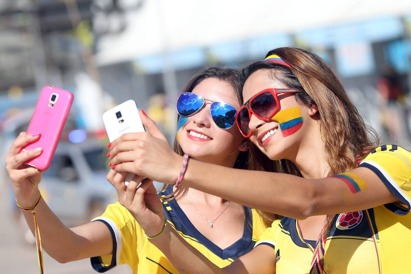 Colombianas y argentinas, las seguidoras más bellas en las gradas de Brasil